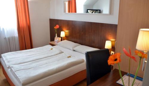 Double Room with Queen Bed