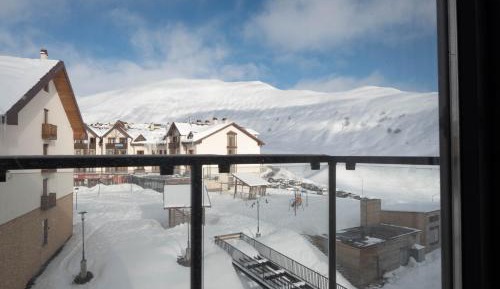 Apartment with Mountain View