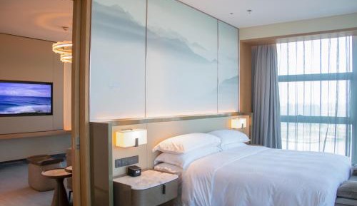 Deluxe Suite with lake view