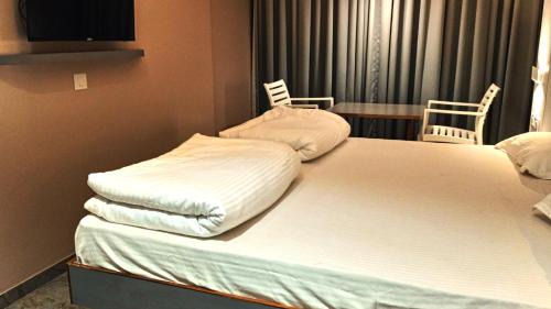 Deluxe Room (2 Adults + 1 Child)