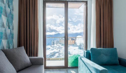 Apartment with Mountain View