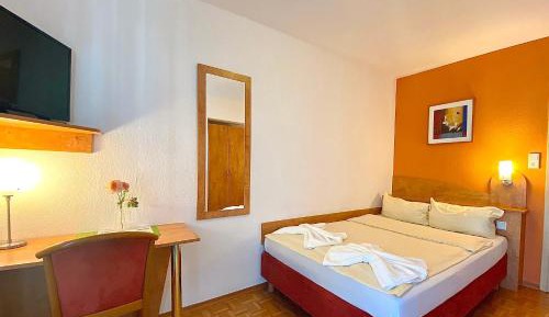 Double or Twin Room with Queensize bed 