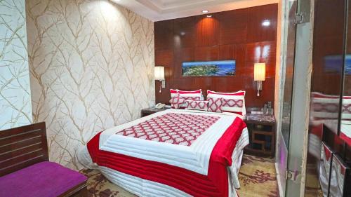 Deluxe Room with Jacuzzi Tub with 15 min head or foot massage ,2hrs conference meeting room , free night club !(subject to availability)