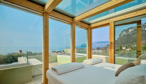 One-Bedroom Apartment with Whirlpool and Lake view