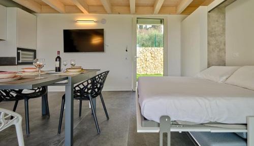 One-Bedroom Apartment with Whirlpool and Lake view