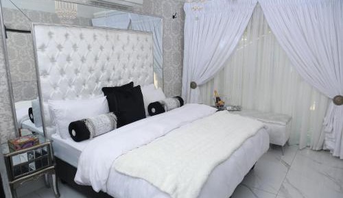 Deluxe King Suite