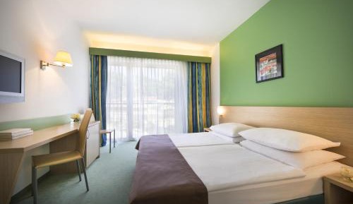 Standard Twin Room with Park View