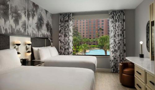 Queen Suite with Pool View