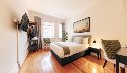 Deluxe Queen Room with Shared Bathroom