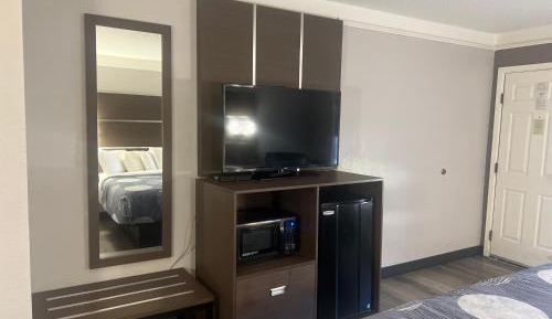 Deluxe King Room with Roll-In Shower and View - Mobility Accessible/Non-Smoking