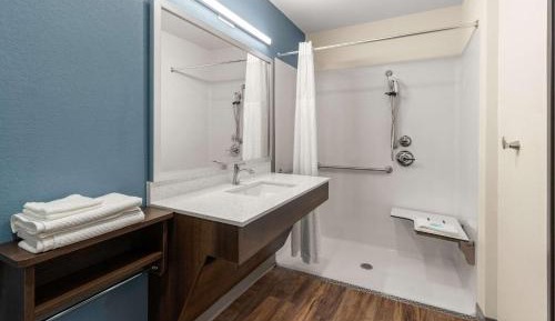 Queen Suite with Roll-In Shower - Disability Access/Non Smoking