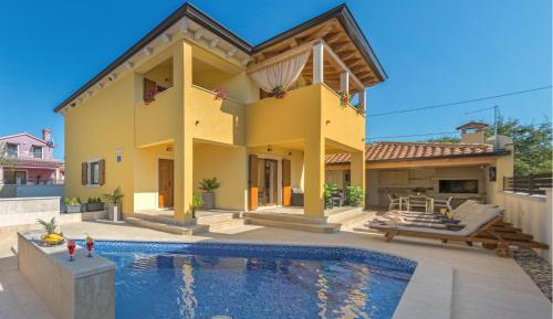 Three-Bedroom Holiday Home 