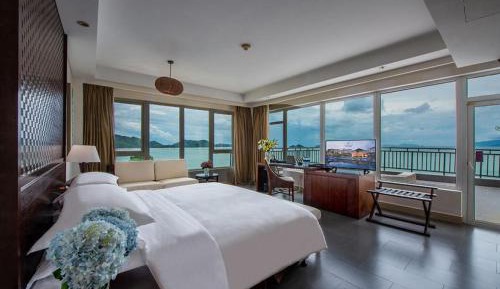 Larger Guest room, 1 King, Sea view, Balcony