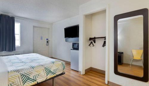 Deluxe King Room - Non-Smoking