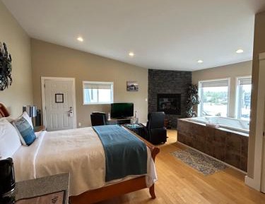 Grand Executive Queen, 2 recliners, Fireplace, Soaker tub for 2, Vaulted Ceilings ,Top Floor (Adults only - No Pets)
