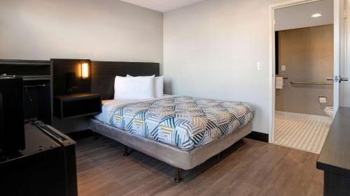 Deluxe Queen Room with Two Queen Beds - Non-Smoking