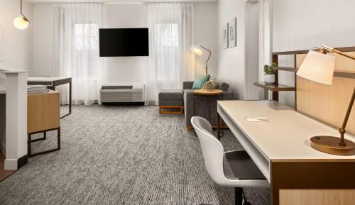 One-Bedroom Queen Suite