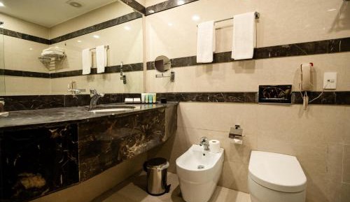 Standard Twin Room with Mountain View
