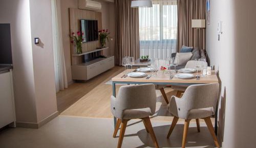 Premier Apartment with Terrace - Free Parking and Wifi