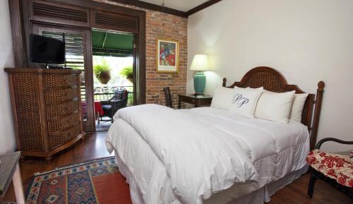 Queen Room with Balcony and Park View