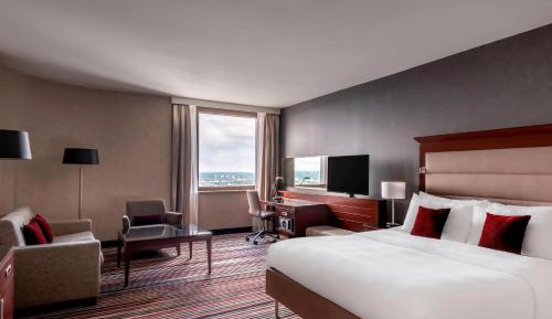 Club Suite, M Club lounge access, Suite, 1 King, Sofa bed