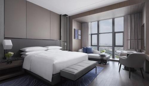 Executive Deluxe King Room with Club Lounge Access