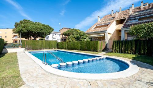 Apartment with Pool View 