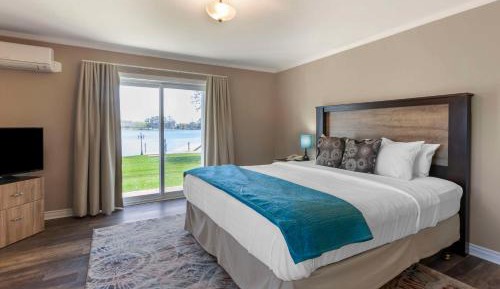 Queen Room with Patio and Lake View