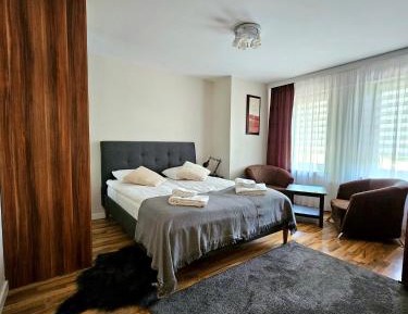 Family Room with External Shared Bathroom