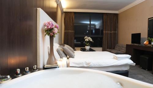 Deluxe Suite with Jacuzzi