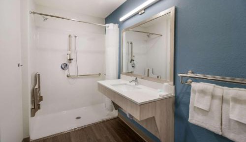 QUEEN SUITE W DISHWASHER (DISHES/COOKWARE INCLUDED) ACCESSIBLE ROLL IN SHOWER