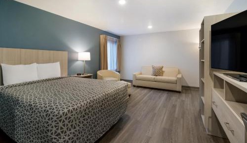 QUEEN SUITE WITH SOFA