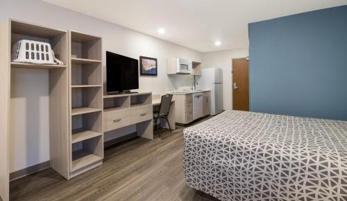 QUEEN SUITE WITH SOFA/DISHWASHER (DISHES/COOKWARE INCLUDED)