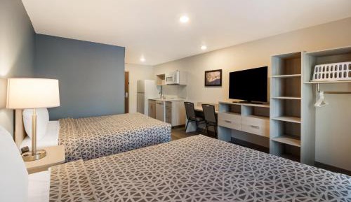 QUEEN SUITE TWO QUEEN BEDS W DISHWASHER (DISHES/COOKWARE INCLUDED)