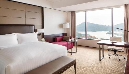 Deluxe Lake View, Guest room, 1 King, Lake view