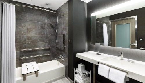 Standard King Room with Adapted Tub - Mobility Accessible