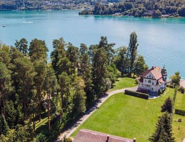 Apartment with Lake View