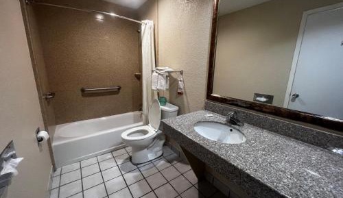King Room with Bath Tub - Mobility Accessible/Smoking