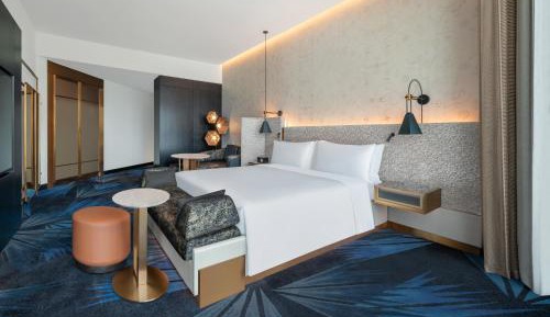 Corner King Room with City View