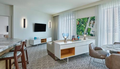 One-Bedroom King Suite with Sofa Bed - High Floor/City View