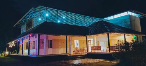 Deluxe Double Room (2 Adults + 1 Child)