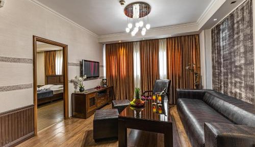 Deluxe Suite with Hot Tub