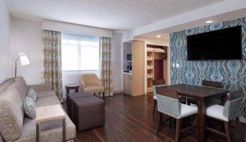 Deluxe One-Bedroom Suite with Sofa Bed 