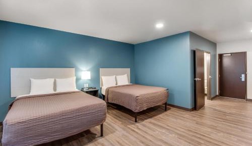 Queen Room with Roll-In Shower - Accessible/Non-Smoking