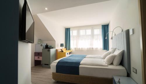 Standard Queen Room