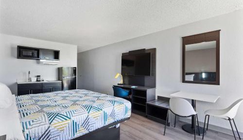 King Room with Roll-in Shower - Disability Access - Non-Smoking