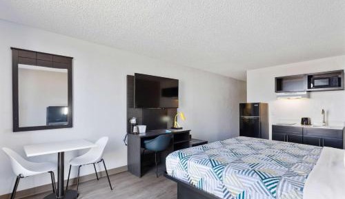 King Room with Roll-in Shower - Disability Access - Non-Smoking