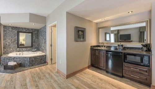 King Studio Suite with Whirlpool - Non-Smoking