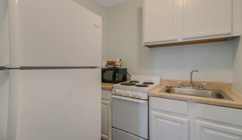Efficiency King Suite with Sofa - Disability Access/Non Smoking