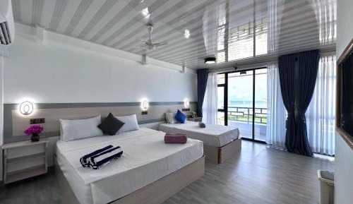 Deluxe Triple Room with Sea View
